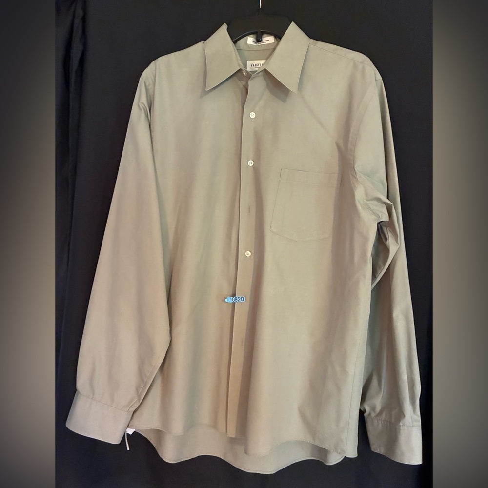 Van Heusen Beige Poplin Fitted Button Down Men’s Shirt. Size 16.5 (36/37).